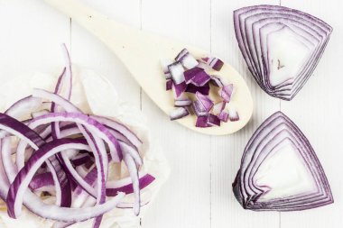 Halkalar, mor soğan dilimleri kesmek. Taze kırmızı soğan.