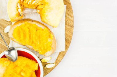 Beyaz ekmek üzerinde kabak yapıştır ile sandviç. Kabak dan havyar. Metin için yer kopyalayın