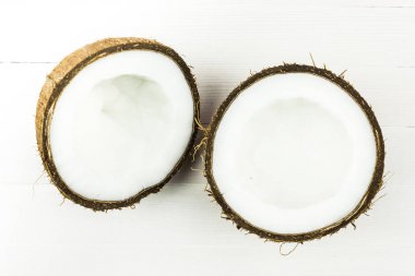 Hindistan cevizi beyaz bir tablo yarısı