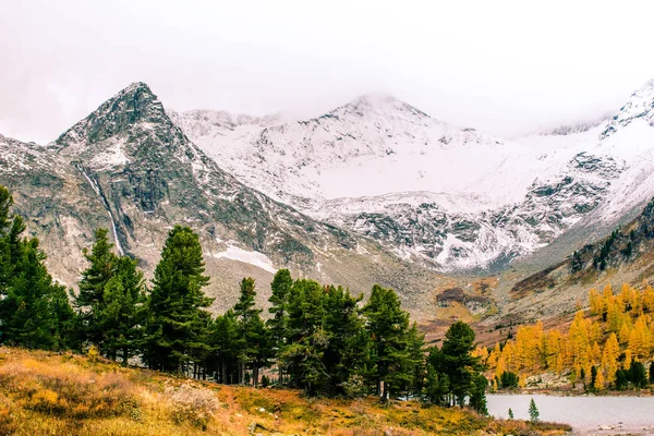 Güneşli bir dağ gölü. Sonbahar hava dağlarda. Kayalar doruklarına. Bir dağ vadi yürüyüş turu.