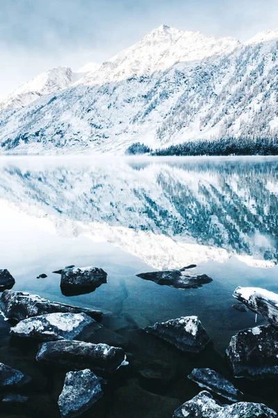 Superficie Del Espejo Del Lago Montaña Hermosa Naturaleza Viaje Las —  Fotos de Stock