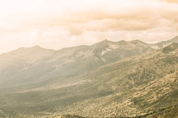 Krásný Pohled Skalnatý Hřeben Barevné Hory Pod Mraky — Stock fotografie
