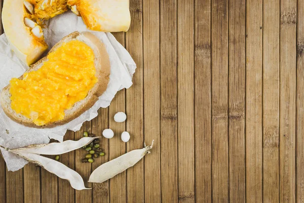 Beyaz ekmek üzerinde kabak yapıştır ile sandviç. Kabak dan havyar. Metin için yer kopyalayın