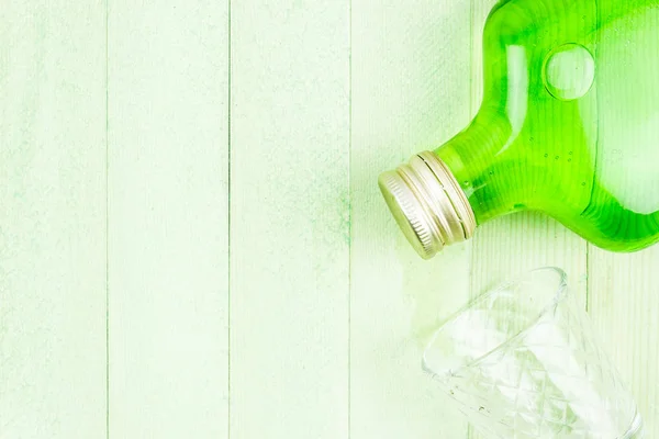 桌上有绿色苦艾酒的玻璃瓶 复制文本空间 — 图库照片