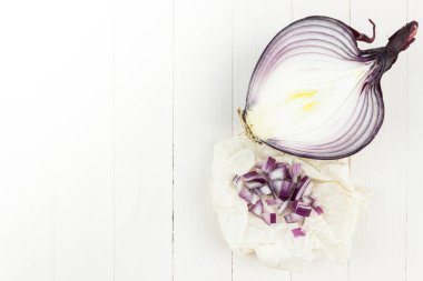 Mor soğan dilimleri. Taze kırmızı soğan.
