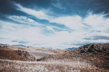 Dağ vadinin görünümü. Renkli gökyüzü altında tepeler.