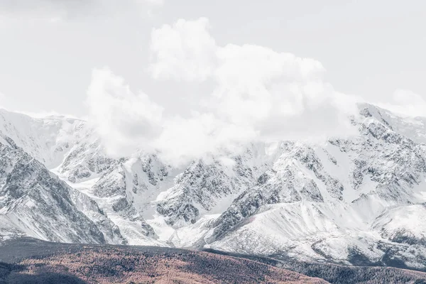 雲の下の雪に覆われたピークを持つ山範囲 山の谷や崖の風景 — ストック写真