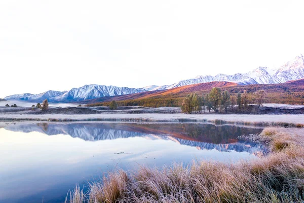 Spegelytan Sjön Berget Dalen Topparna Klipporna Vid Horisonten Färgglada Himlen — Stockfoto