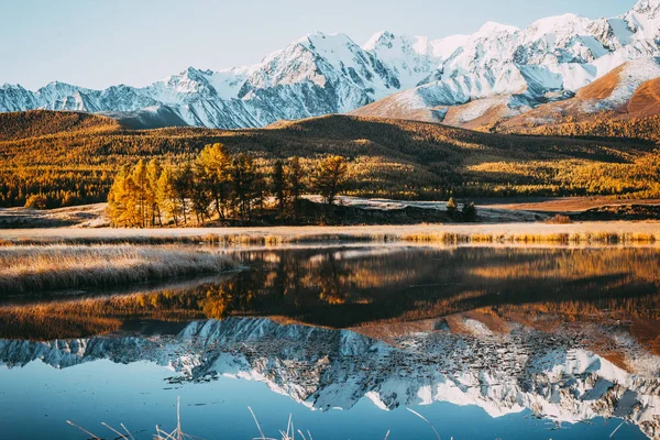 Picos Das Falésias Horizonte Céu Colorido Superfície Espelho Lago Vale — Fotografia de Stock