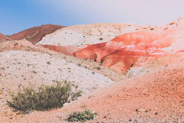 Colinas Cor Rosa Sob Céu Ensolarado Pedras Montanhas Cores Pastel — Fotografia de Stock