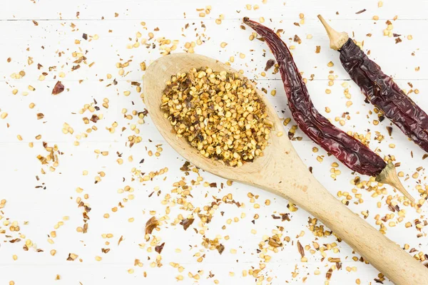 Trockene Chili Und Paprikaschoten Auf Einem Weißen Holztisch — Stockfoto