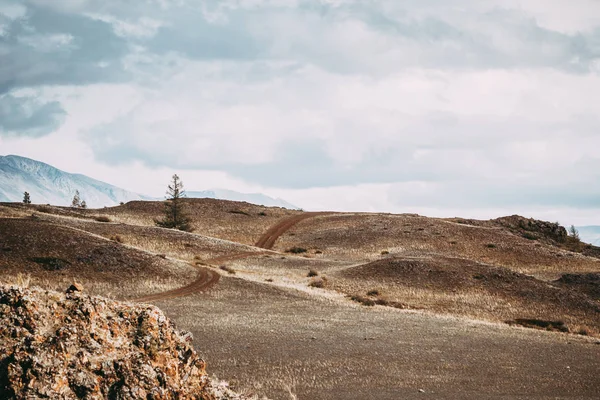 Gyönyörű Kilátás Egy Földút Havas Csúcsok Színes Völgy Kövekkel — Stock Fotó