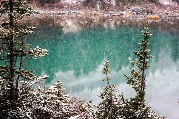 Snöfall Fjällsjön Reflektion Stenar Och Träd Vattenytan Första Snön Fjällen — Stockfoto