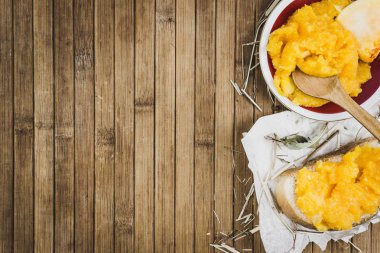 Beyaz ekmek üzerinde kabak yapıştır ile sandviç. Kabak dan havyar. Metin için yer kopyalayın