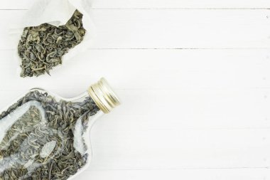 Yeşil çay beyaz bir tablo üzerinde kuru. Metin için yer kopyalayın