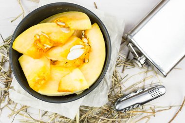 Sarı taze kabak tohumu beyaz tablo ile dilim