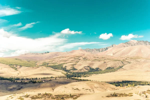 Kolorowe Wzgórza Pochmurne Niebo — Zdjęcie stockowe