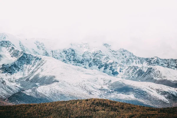 雪をかぶった山と山脈の美しい景色 山の谷や崖の風景 — ストック写真