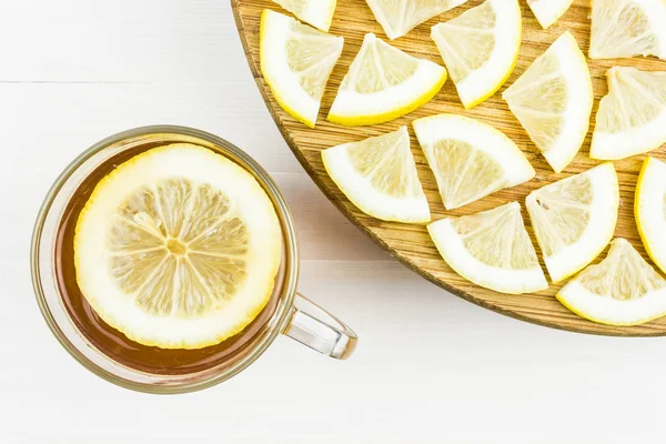 Copo Chá Quente Fatias Redondas Limão Fresco Uma Mesa Branca — Fotografia de Stock