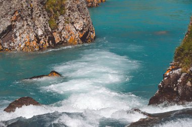 Dağlardaki dağ mavisi nehir. Deniz taşları ve turkuaz deniz. Deniz yolculuğu kıyı boyunca.