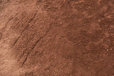 Sıcak bir günde kırmızı dağ yamacında. Kumlu Kanyon 'un duvarındaki doku. Su kıtlığı, iklim değişikliği yüzünden kuraklık.