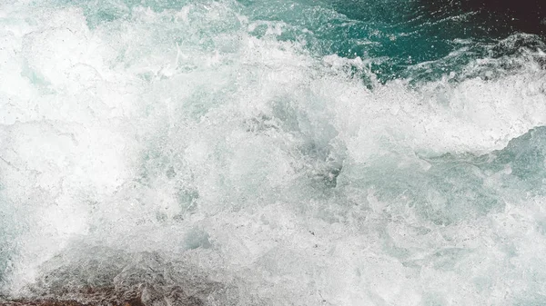 Turkoois Water Rivier Met Stenen Oever Zeewater Het Zien Van — Stockfoto