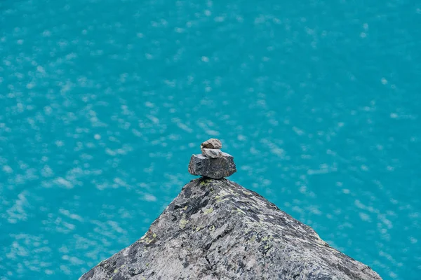 Neat Pile Stones Tourists Shore Turquoise Lake Stone Mound Shore — ストック写真