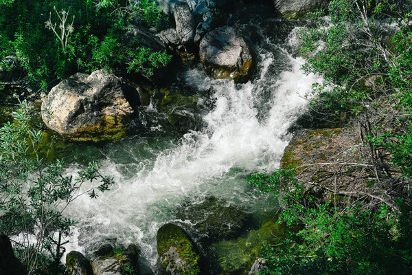 Fluxo Montanha Rápido Rio Rápido Montanhas Entre Pedras — Fotografia de Stock