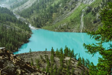Kayaların arasında turkuaz göl. Yürüyüş için dağ göleti