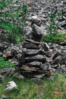 Ormandaki oryantasyon için taş kaydırağı. Dağlarda yürüyüş. Meditasyon, ruh hali dengesi. Doğada yoga dersleri.