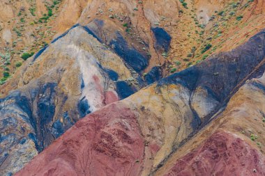 Renkli tepeler, farklı renkte şeritler kanyon yamacında. Susuzluktan dolayı kuru toprak. Çölde kuraklık. Toprak erozyonu