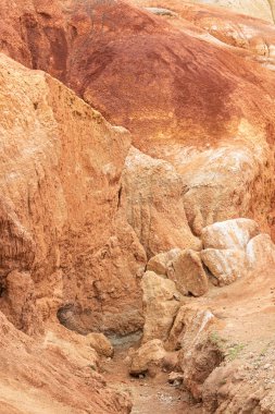 Tepelerdeki kırmızı kanyon. Kuraklıktan sonra toprak erozyonu, iklim değişikliği ve vadilerin oluşumu. Kuru bozkırda su eksikliği