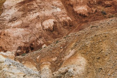 Kanyondaki kırmızı tepeler. Kırmızı renkli kayalar. Vadideki eski nehir yatağı.