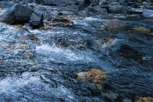 바위들 사이로 속도로 갑니다 바위에서 빨아먹는 물줄기 — 스톡 사진
