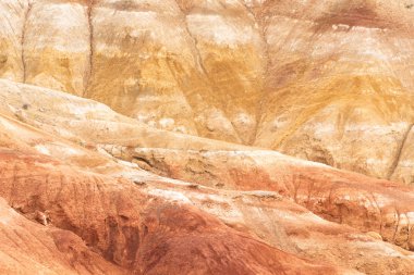 Kuru nehir yatağının kanyonundaki kayalar. İklim değişikliği yüzünden kuraklık. Tepelerin toprak erozyonu. Dağlarda kırmızı kum