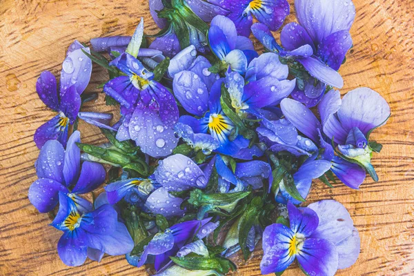 Strauß Lila Veilchen Auf Holztisch Alte Bretter Mit Gartenblumen — Stockfoto