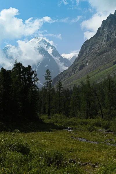 Klippor Blå Himmel Med Moln Bergsvandring Sommarturism — Stockfoto