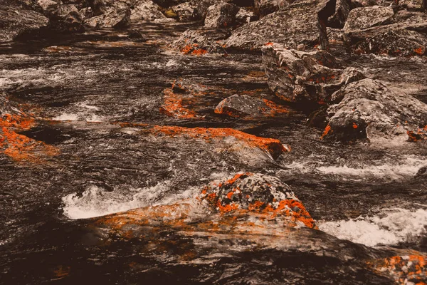 Starker Gebirgsfluss Schnelle Strömung Des Stroms Zwischen Felsen Blauer Wasserstrom — Stockfoto