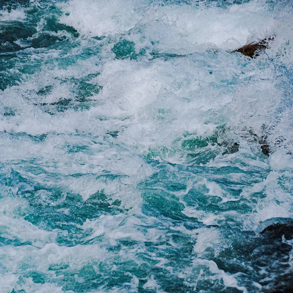 Blauw Borrelend Water Van Bergrivier Oceaanvloed Van Turquoise Zee — Stockfoto