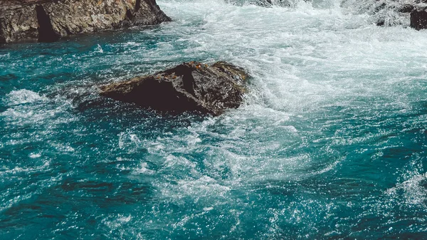 Rio Montanha Com Pedra Água Azul Ondas Turquesa Maré — Fotografia de Stock