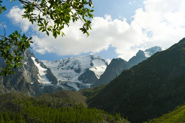 Cume Rochoso Debaixo Neve Caminhadas Montanha Viagens Pela Natureza — Fotografia de Stock