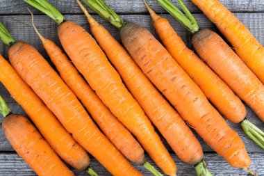 Tahta masada taze havuç, vejetaryen yemekleri pişirmek, sebze yetiştirmek.