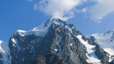 Karların altındaki kayalık sırt. Dağ yürüyüşü, vahşi doğa yolculuğu.