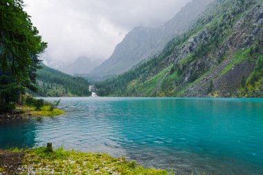 Kayaların arasında turkuaz göl. Yürüyüş için dağ göleti
