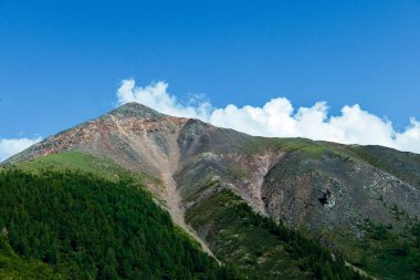 Kümülüs bulutları dağ vadisinde yağmur bekliyor.