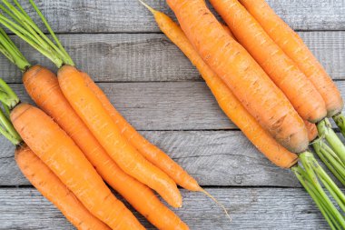 Tahta masada taze havuç, vejetaryen yemekleri pişirmek, sebze yetiştirmek.
