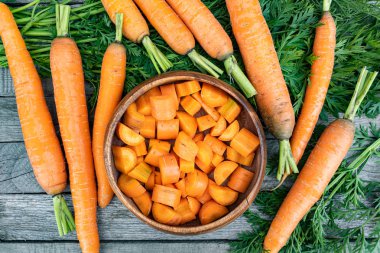Tahta masada taze havuç hasat ettikten sonra, vejetaryenler için yemek pişirdikten sonra, sağlıklı yiyecekler. Bahçede sebze yetiştiriyorum.