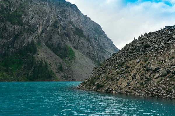 Horské Modré Jezero Mezi Skalami Kamenný Hřeben Říčním Údolí Pod — Stock fotografie