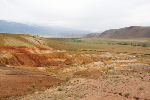 Farbige Hügel Gebirgstal Trockene Sandige Rote Hügel Heißen Sommertagen Dürre — Stockfoto