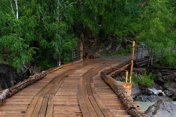 Drewniany Most Desek Przez Górską Rzekę Wiejski Stary Most Lesie — Zdjęcie stockowe
